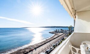 Outdoor dining - Apartment in Palm Beach With Sea Views (Cannes)