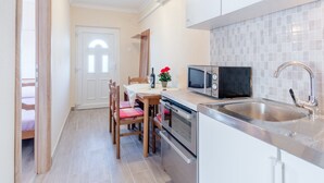 Apartment | Private kitchen - Apartments Fidelis - One Bedroom Apartment With Terrace and Garden View (Okrug)