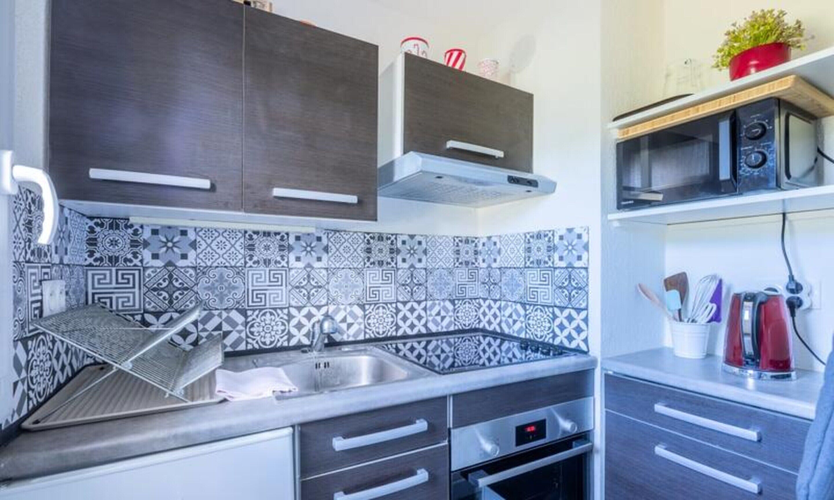 Fridge, microwave, oven, coffee/tea maker