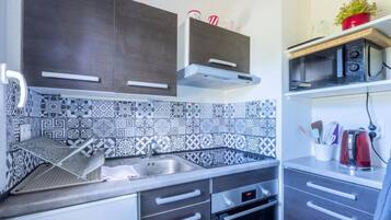 Fridge, microwave, oven, coffee/tea maker