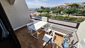 Outdoor dining - 2-room Apartment FOR 4 People IN LE Barcares. Ref: 9eta_101 (Le Barcares)