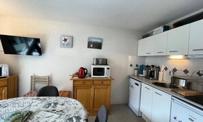 Fridge, microwave, oven, dishwasher - Apartment in Pyrenees With Ski Access (Saint-Lary-Soulan)