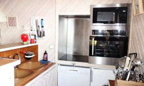 Microwave, oven, dishwasher, cookware/dishes/utensils - Apartment in Alps Near Ski Slopes (Huez)