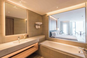 Regadera, tina de hidromasaje, secadora de cabello, bidet