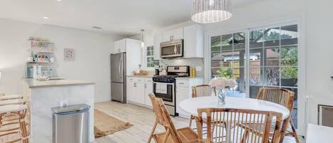 Refrigerador, microondas, horno, placa de cocina