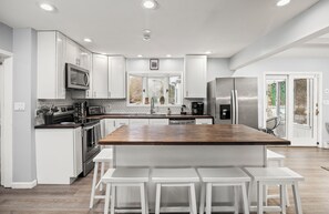 Fridge, microwave, oven, stovetop - Pondview Manor - Spacious Farmhouse w/ Pool (Liberty)