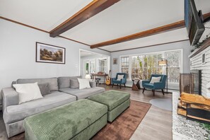 Televisión y chimenea 