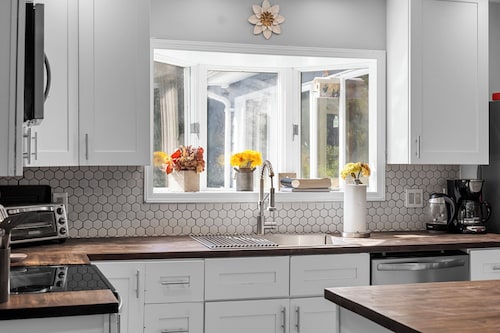 Pondview Manor - Spacious Farmhouse w/ Pool