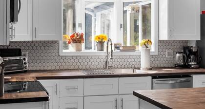 Pondview Manor - Spacious Farmhouse w/ Pool