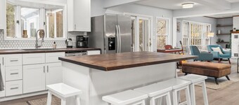 Pondview Manor - Spacious Farmhouse w/ Pool