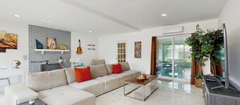 Stylish Avondale Home – Pet-Friendly & Walkable