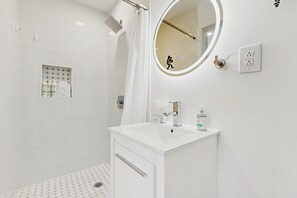 Shower, hair dryer, towels - Stylish Avondale Home – Pet-Friendly & Walkable (Jacksonville)