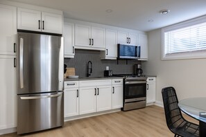 Private kitchen - Modern Luxury Basement Suite • Minutes From Falls (Niagara Falls)