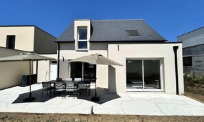 Outdoor dining - 306 - New House Near Sables-d'or-les-pins (Frehel)