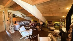 Fireplace - Apartments for 8 People (Peone)