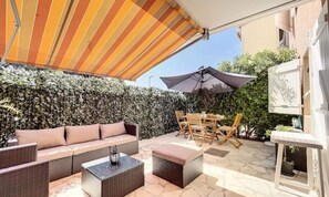 Outdoor dining - Apartments for 4 People (Six-Fours-les-Plages)