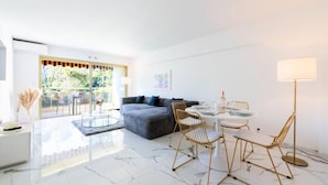 Interior - Spacious 2-bedroom Apartment in a Residence With a Swimming Pool (Cannes)