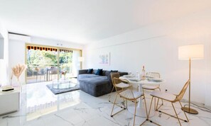 Interior - Spacious 2-bedroom Apartment in a Residence With a Swimming Pool (Cannes)