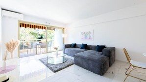 Living area - Spacious 2-bedroom Apartment in a Residence With a Swimming Pool (Cannes)