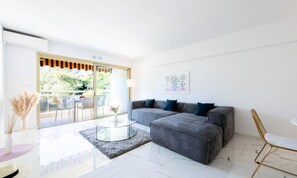 Living area - Spacious 2-bedroom Apartment in a Residence With a Swimming Pool (Cannes)