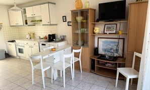 Fridge, microwave, oven, dishwasher - House in Grau du Roi Near Beaches (Le Grau-Du-Roi)