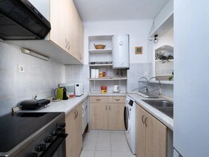 Fridge, microwave, oven, coffee/tea maker - Apartment Jany - Two Bedroom Apartment With City View (Dubrovnik)