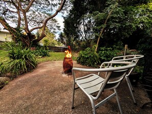 A garden with a fire pit and metal chairs. - Peaceful Unit, Low Tox, Breakfast included, Pool, Yoga Yard, 10 min Bris city (upper mt gravatt)