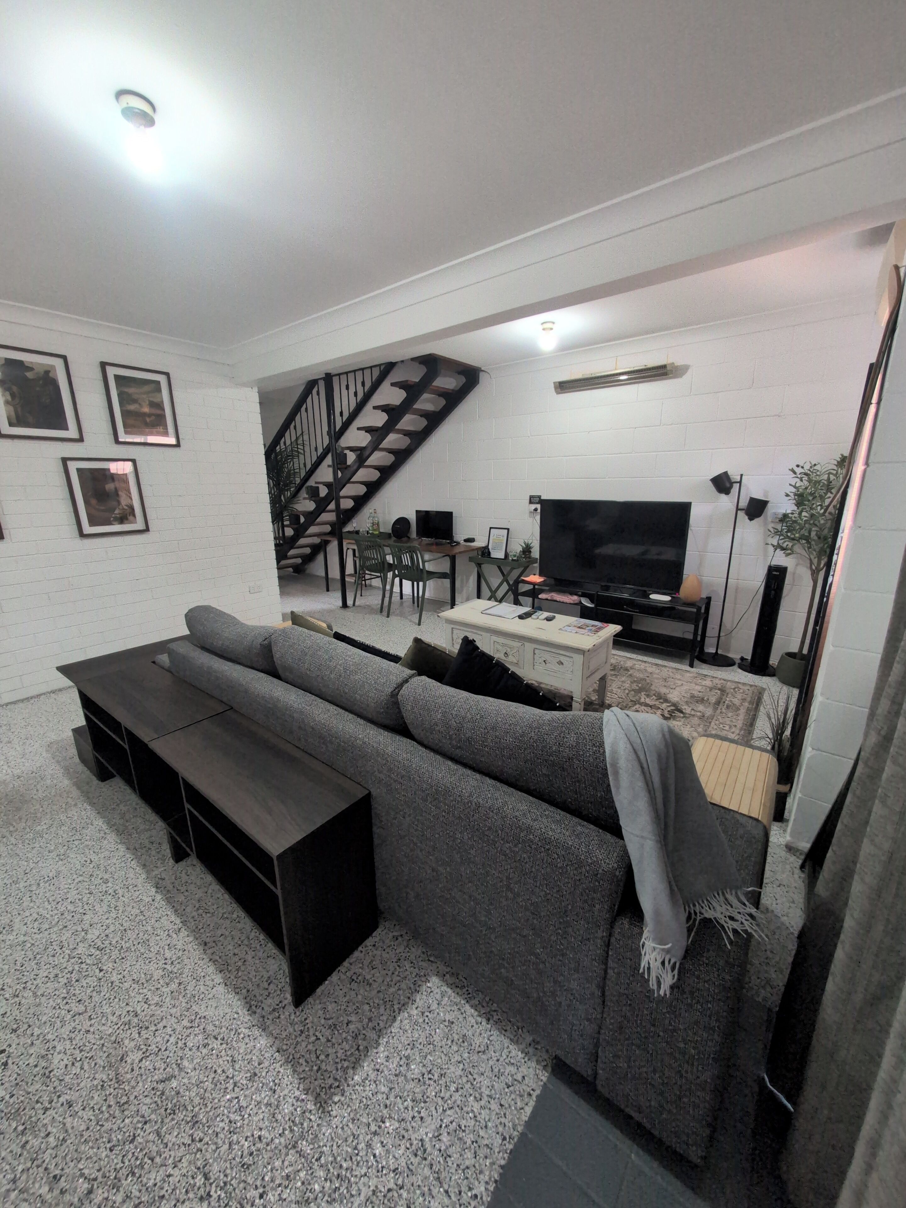 Large living space, all new furniture, Limitless Fast Internet,