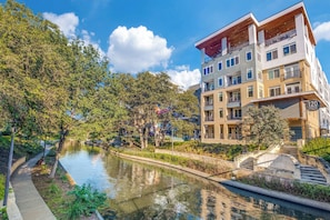 Exterior - Riverwalk Luxury Condo Steps to DT Free Parking (San Antonio)