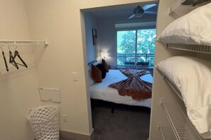2 bedrooms - Riverwalk Luxury Condo Steps to DT Free Parking (San Antonio)