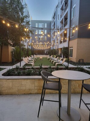 Outdoor dining - Riverwalk Luxury Condo Steps to DT Free Parking (San Antonio)