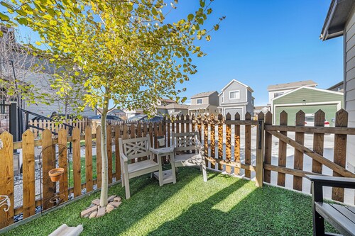 Hummingbird Haven-Prime location in South Longmont-sleeps 8,4beds,blocks to Rec