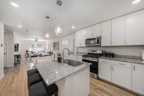 Hummingbird Haven-Prime location in South Longmont-sleeps 8,4beds,blocks to Rec