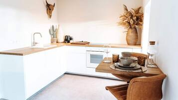 Fridge, oven, coffee/tea maker, electric kettle