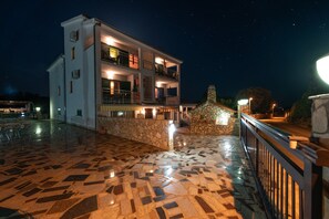 Exterior - Apartments Karen - One Bedroom Apartment With Balcony (Marina)