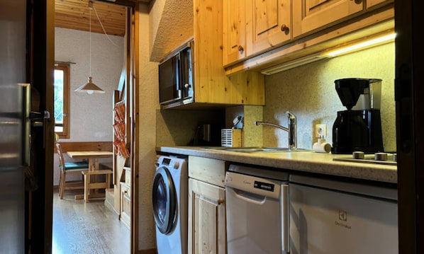Fridge, oven, dishwasher, coffee/tea maker - Apartment in Montchavin With Ski Access (La Plagne-Tarentaise)