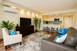 Smart TV - Luxury Comfort in Waikiki-1 BR Steps From The Beach (Honolulu)