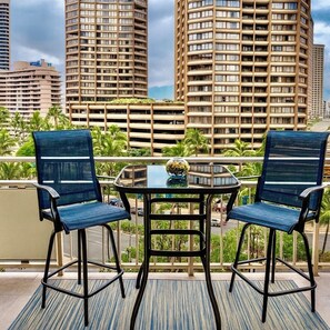 Outdoor dining - Luxury Comfort in Waikiki-1 BR Steps From The Beach (Honolulu)
