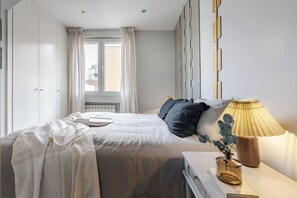 Tabla de planchar con plancha, wifi y ropa de cama 