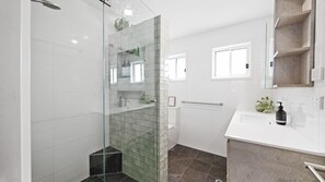Douche, sèche-cheveux, serviettes fournies