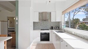 Refrigerador, microondas, horno y parrilla de estufa 