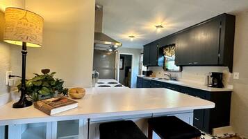 Superior House, Balcony | Private kitchen | Microwave, oven, stovetop, cookware/dishes/utensils