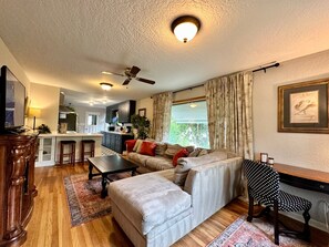 Superior House, Balcony | Living area - Seattle's Starlight Bungalow  (Seattle)