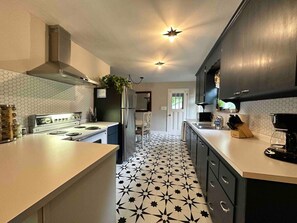 Superior House, Balcony | Private kitchen | Microwave, oven, stovetop, cookware/dishes/utensils - Seattle's Starlight Bungalow  (Seattle)