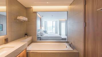 Douche, baignoire à jets, sèche-cheveux, bidet