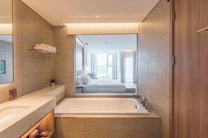 Douche, baignoire à jets, sèche-cheveux, bidet