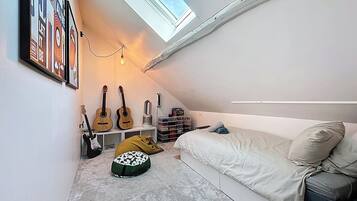 3 chambres, bureau, fer et planche à repasser, lit parapluie