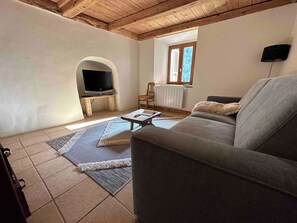 TV - Mountain house with two barns and a garden (Planay)