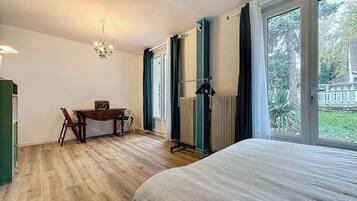 4 bedrooms, iron/ironing board, WiFi, bed sheets