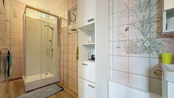 Dusche, Haartrockner, Handtücher, Seife